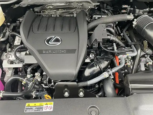 レクサス ＲＸ 500h Fスポーツパフォーマンス 東京都 2023(令5)年 0.5万km グラファイトブラックガラスフレーク レクサスセーフティシステム(予防安全システム)/パノラマルーフ/レクサスチームメイト(アドバンスドライブ/アドバンスドパーク)/ブラインドスポットモニター/パーキングサポートブレーキ(前後方静止物/後方接近車両/後方接近歩行者/周囲静止物)/パノラミックビューモニター/TRAILモード/3連フルLEDヘッドライトランプ/ブラックメッシュフロントグリル/下部クローム加飾付フロントエアロバンパー/LEDフロントフォグランプ)/ブラックドアミラー(電動オート格納機能/リバース連動機能/メモリー機能/自動防眩機能/ヒーター/ウインカー付)/「F SPORT」エンブレム(フロントフェンダー)/ドライブレコーダー(前後方)/デジタルインナーミラー/235/50R21タイヤ/21インチ5本ツインスポークマットブラック塗装アルミホイール/「LEXUS」ロゴ入りブラックブレーキキャリパー/クライメイトコンシェルジュ(3席独立温度調整オートエアコン)/ナノイーX/シートヒーター(D席/N席/後席)/ベンチレーション(D席/N席/後席)