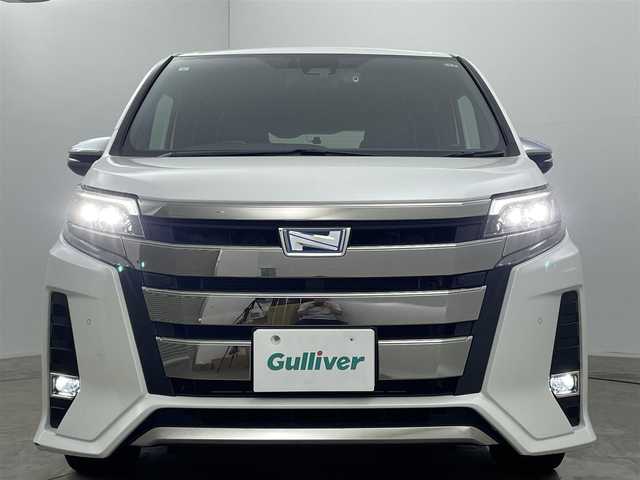 トヨタ ノア ハイブリッド Si ダブルバイビーⅢ 岡山県 2021(令3)年 5.5万km ホワイトパールクリスタルシャイン 純正SDナビ/【Bluetooth/フルセグTV】/衝突軽減ブレーキ/両側電動スライドドア/ビルトインＥＴＣ２．０/ＬＥＤヘッドライト/前席シートヒーター/クルーズコントロール/バックカメラ/オートハイビーム/社外ドライブレコーダー（前後）/踏み間違い防止/ISOFIX/後席サンシェイド/ステアリングスイッチ/チルトステアリング/シートリフター/シートバックテーブル/ウインカーミラー/ドアバイザー/スマートキー×2/取扱説明書/ナビ取扱説明書/新車保証書