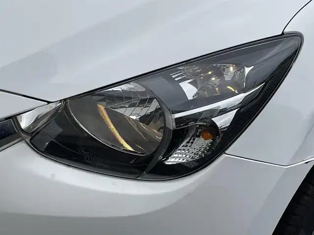 マツダ デミオ 13C 岩手県 2016(平28)年 4.4万km アークティックホワイト 禁煙車/4WD/純正エンジンスターター/純正オーディオ/→CD/AUX/FM/AM/横滑り防止装置/〇プッシュスタート/〇ラバーマット/〇スマートキー/電動格納ミラー/スポーツモード/スペアキー/夏タイヤ社外アルミホイール車載/USBポート/シガーソケット