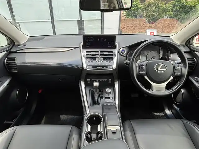 レクサス ＮＸ 300h Iパッケージ 宮城県 2018(平30)年 6.8万km グラファイトブラックガラスフレーク 登録時走行距離67570km/純正オーディオディスプレイ【TV・BT・ミラキャスト】/サンルーフ/ミラキャスト/パドルシフト/ステアリングヒーター/ETC/レザーシート/パワーシート【D席＋N席】