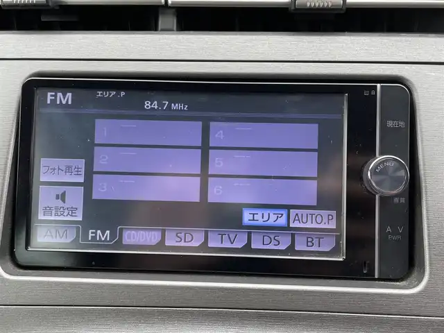 トヨタ プリウス S 福岡県 2013(平25)年 8.2万km ホワイトパールクリスタルシャイン (株)IDOMが運営する【じしゃロン八幡西店】の自社ローン専用車両になります。こちらは現金またはオートローンご利用時の価格です。自社ローンご希望の方は別途その旨お申付けください。/・純正ナビ（NSZT-W62G）/・Bluetoothあり/・バックカメラ/・ETC/・プッシュスタート