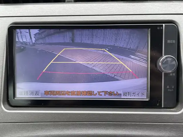 トヨタ プリウス S 福岡県 2013(平25)年 8.2万km ホワイトパールクリスタルシャイン (株)IDOMが運営する【じしゃロン八幡西店】の自社ローン専用車両になります。こちらは現金またはオートローンご利用時の価格です。自社ローンご希望の方は別途その旨お申付けください。/・純正ナビ（NSZT-W62G）/・Bluetoothあり/・バックカメラ/・ETC/・プッシュスタート