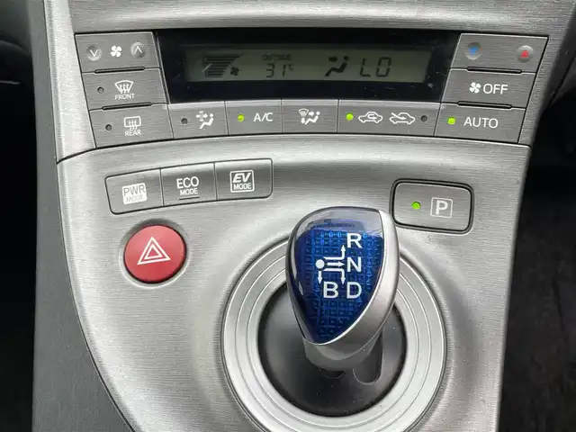 トヨタ プリウス S 福岡県 2013(平25)年 8.2万km ホワイトパールクリスタルシャイン (株)IDOMが運営する【じしゃロン八幡西店】の自社ローン専用車両になります。こちらは現金またはオートローンご利用時の価格です。自社ローンご希望の方は別途その旨お申付けください。/・純正ナビ（NSZT-W62G）/・Bluetoothあり/・バックカメラ/・ETC/・プッシュスタート