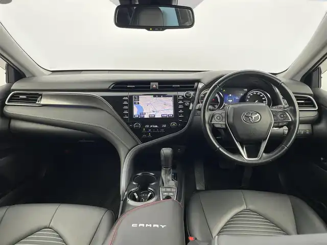 トヨタ カムリ WS 大分県 2018(平30)年 8万km プラチナホワイトパールマイカ 純正ナビ　B9108/（CD/BD/BT/SD/フルセグ）/バックカメラ/ＥＴＣ/Ｔｏｙｏｔａ　Ｓａｆｅｔｙ　Ｓｅｎｓｅ/・プリクラッシュセーフティ/・レーダークルーズコントロール/・レーントレーシングアシスト/・オートマチックハイビーム/・ロードサインアシスト/先行車発信告知機能/パーキングサポートブレーキ/ブラインドスポットモニター/ヘッドアップディスプレイ/パドルシフト/パワーシート/コーナーセンサー/ステアリングリモコン/フォグランプ
