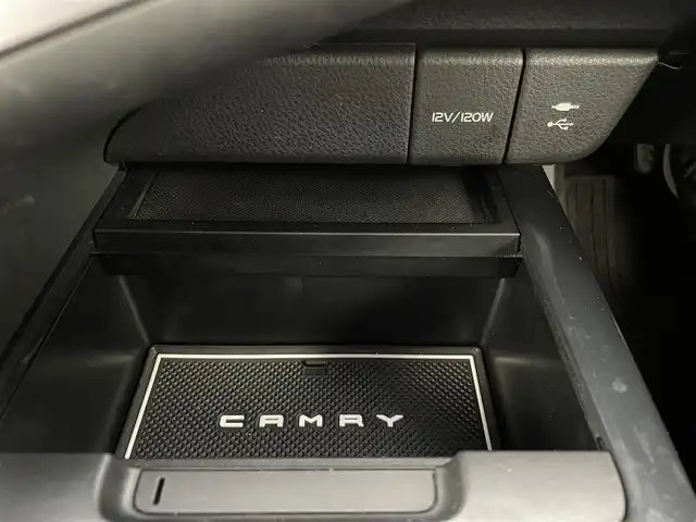 トヨタ カムリ WS 大分県 2018(平30)年 8万km プラチナホワイトパールマイカ 純正ナビ　B9108/（CD/BD/BT/SD/フルセグ）/バックカメラ/ＥＴＣ/Ｔｏｙｏｔａ　Ｓａｆｅｔｙ　Ｓｅｎｓｅ/・プリクラッシュセーフティ/・レーダークルーズコントロール/・レーントレーシングアシスト/・オートマチックハイビーム/・ロードサインアシスト/先行車発信告知機能/パーキングサポートブレーキ/ブラインドスポットモニター/ヘッドアップディスプレイ/パドルシフト/パワーシート/コーナーセンサー/ステアリングリモコン/フォグランプ