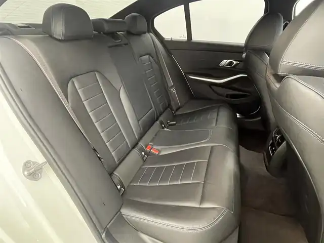 ＢＭＷ ＢＭＷ ３２０ｄ xDrive Mスポーツ 埼玉県 2021(令3)年 8.7万km アルピンホワイトⅢ インテリジェント・セーフティ/　・衝突回避・被害軽減ブレーキ/　・レーン・デパーチャー・ウォーニング/　・レーン・チェンジアリング・アシスト/　・ステアリング・サポート/純正iDriveナビ/　BT/USB/spotify/バックカメラ/４WD/前席パワーシート/D席メモリ付パワーシート/前席シートヒーター/前席オットマン/パーキングアシスト/ACC（アダプティブ・クルーズ・コントロール）/ASC（オートマチックスタビリティコントロール）/レザーシート/アイドリングストップ/純正前後ドライブレコーダー/純正ETC/エンジンスタートボタン/スマートキー/純正LEDヘッドランプ/純正フロアマット/盗難防止装置