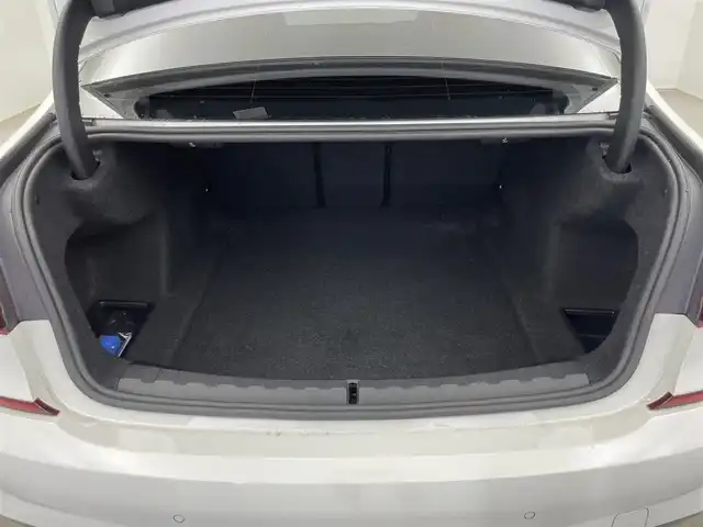 ＢＭＷ ＢＭＷ ３２０ｄ xDrive Mスポーツ 埼玉県 2021(令3)年 8.7万km アルピンホワイトⅢ インテリジェント・セーフティ/　・衝突回避・被害軽減ブレーキ/　・レーン・デパーチャー・ウォーニング/　・レーン・チェンジアリング・アシスト/　・ステアリング・サポート/純正iDriveナビ/　BT/USB/spotify/バックカメラ/４WD/前席パワーシート/D席メモリ付パワーシート/前席シートヒーター/前席オットマン/パーキングアシスト/ACC（アダプティブ・クルーズ・コントロール）/ASC（オートマチックスタビリティコントロール）/レザーシート/アイドリングストップ/純正前後ドライブレコーダー/純正ETC/エンジンスタートボタン/スマートキー/純正LEDヘッドランプ/純正フロアマット/盗難防止装置