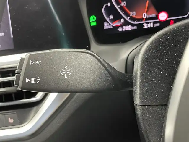 ＢＭＷ ＢＭＷ ３２０ｄ xDrive Mスポーツ 埼玉県 2021(令3)年 8.7万km アルピンホワイトⅢ インテリジェント・セーフティ/　・衝突回避・被害軽減ブレーキ/　・レーン・デパーチャー・ウォーニング/　・レーン・チェンジアリング・アシスト/　・ステアリング・サポート/純正iDriveナビ/　BT/USB/spotify/バックカメラ/４WD/前席パワーシート/D席メモリ付パワーシート/前席シートヒーター/前席オットマン/パーキングアシスト/ACC（アダプティブ・クルーズ・コントロール）/ASC（オートマチックスタビリティコントロール）/レザーシート/アイドリングストップ/純正前後ドライブレコーダー/純正ETC/エンジンスタートボタン/スマートキー/純正LEDヘッドランプ/純正フロアマット/盗難防止装置