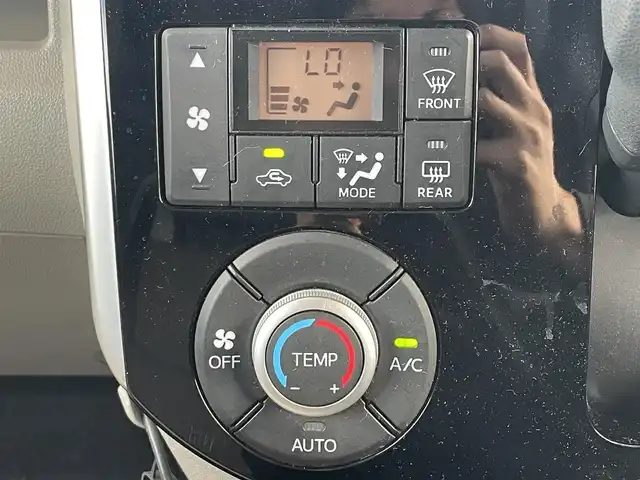 ダイハツ タント X SA Ⅲ 滋賀県 2017(平29)年 7.4万km ファイアークォーツレッドM 社外メモリナビ/(CD DVD フルセグTV Bluetooth)/バックカメラ/衝突軽減ブレーキ/片側パワースライドドア/シートヒーター/ベンチシート/アイドリングストップ/オートヘッドライト/オートマチックハイビーム/ドライブレコーダー/ETC/スマートキー/プッシュスタート/ステアリングリモコン/電動格納ミラー/ドアバイザー/純正フロアマット