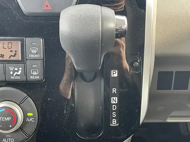 ダイハツ タント X SA Ⅲ 滋賀県 2017(平29)年 7.4万km ファイアークォーツレッドM 社外メモリナビ/(CD DVD フルセグTV Bluetooth)/バックカメラ/衝突軽減ブレーキ/片側パワースライドドア/シートヒーター/ベンチシート/アイドリングストップ/オートヘッドライト/オートマチックハイビーム/ドライブレコーダー/ETC/スマートキー/プッシュスタート/ステアリングリモコン/電動格納ミラー/ドアバイザー/純正フロアマット