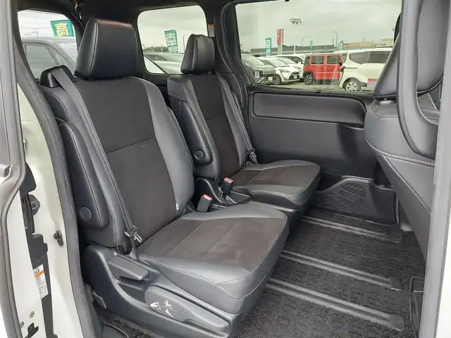 トヨタ ノア Si ダブルバイビーⅢ 東京都 2020(令2)年 3.4万km ホワイトパールクリスタルシャイン 社外９インチナビ（AM/FM/CD/DVD/フルセグ/Bluetooth/Applecarplay/）/HDMI/クルーズコントロール/両側パワースライドドア/トヨタセーフティセンス/レーンキープアシスト/オートハイビーム/ビルトインETC/前後ドライブレコーダー/社外後席モニター/デュアルオートエアコン/社外レーダー/後席サンシェード/オートハイビーム/ステアリングリモコン