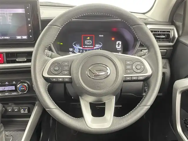 ダイハツ ロッキー プレミアム 千葉県 2021(令3)年 2.5万km ブラックマイカメタリック/ブライトシルバーメタリック 2トーン スマートアシスト/・衝突回避・軽減ブレーキ機能 /・オートハイビーム/・誤発進抑制機能/・車線逸脱警報＆逸脱抑制制御/・先行車発進お知らせ機能/・進入禁止標識認識機能/純正9インチナビ/　CD/DVD/BT/USB/フルセグ/アラウンドビューモニター/レーダークルーズコントロール/ビルトインETC/前席シートヒーター/電動格納ミラー/革巻きステアリング/ステアリングスイッチ/LEDヘッドライト/フォグライト