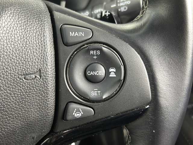 ホンダ ヴェゼル ハイブリッド RS ホンダセンシング 埼玉県 2017(平29)年 4.1万km プレミアムクリスタルレッドM 純正8インチナビ　VXM-175VFEi/バックカメラ/ETC/Honda SENSING/・衝突軽減ブレーキ/・アダプティブクルーズコントロール/・歩行者事故低減ステアリング/・路外逸脱抑制機能/・誤発進抑制機能/・先行車発進お知らせ機能/・標識認識機能/リアクティブフォースペダル/パドルシフト/運転席・助手席シートヒーター/スポーツモード/電子パーキングシステム/ブレーキホールド/アルミペダル/プッシュスタート/ステアリングリモコン/ウィンカーミラー/フロントフォグランプ/純正フロアマット/純正ドアバイザー/純正18インチアルミホイール