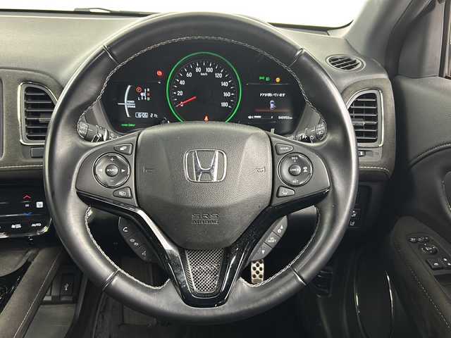 ホンダ ヴェゼル ハイブリッド RS ホンダセンシング 埼玉県 2017(平29)年 4.1万km プレミアムクリスタルレッドM 純正8インチナビ　VXM-175VFEi/バックカメラ/ETC/Honda SENSING/・衝突軽減ブレーキ/・アダプティブクルーズコントロール/・歩行者事故低減ステアリング/・路外逸脱抑制機能/・誤発進抑制機能/・先行車発進お知らせ機能/・標識認識機能/リアクティブフォースペダル/パドルシフト/運転席・助手席シートヒーター/スポーツモード/電子パーキングシステム/ブレーキホールド/アルミペダル/プッシュスタート/ステアリングリモコン/ウィンカーミラー/フロントフォグランプ/純正フロアマット/純正ドアバイザー/純正18インチアルミホイール