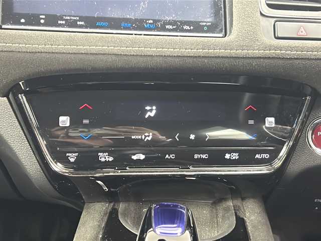 ホンダ ヴェゼル ハイブリッド RS ホンダセンシング 埼玉県 2017(平29)年 4.1万km プレミアムクリスタルレッドM 純正8インチナビ　VXM-175VFEi/バックカメラ/ETC/Honda SENSING/・衝突軽減ブレーキ/・アダプティブクルーズコントロール/・歩行者事故低減ステアリング/・路外逸脱抑制機能/・誤発進抑制機能/・先行車発進お知らせ機能/・標識認識機能/リアクティブフォースペダル/パドルシフト/運転席・助手席シートヒーター/スポーツモード/電子パーキングシステム/ブレーキホールド/アルミペダル/プッシュスタート/ステアリングリモコン/ウィンカーミラー/フロントフォグランプ/純正フロアマット/純正ドアバイザー/純正18インチアルミホイール