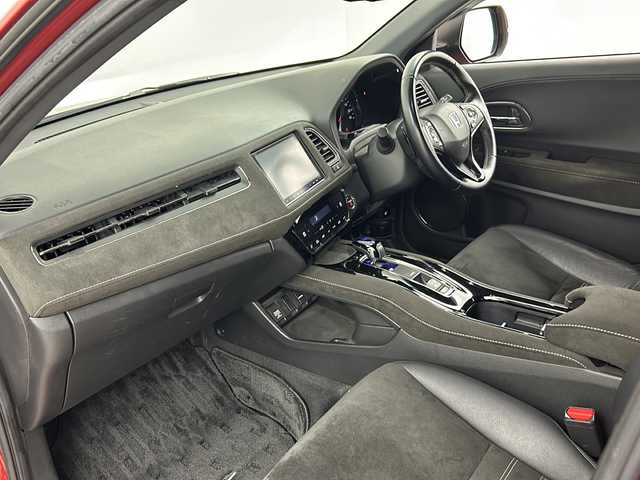 ホンダ ヴェゼル ハイブリッド RS ホンダセンシング 埼玉県 2017(平29)年 4.1万km プレミアムクリスタルレッドM 純正8インチナビ　VXM-175VFEi/バックカメラ/ETC/Honda SENSING/・衝突軽減ブレーキ/・アダプティブクルーズコントロール/・歩行者事故低減ステアリング/・路外逸脱抑制機能/・誤発進抑制機能/・先行車発進お知らせ機能/・標識認識機能/リアクティブフォースペダル/パドルシフト/運転席・助手席シートヒーター/スポーツモード/電子パーキングシステム/ブレーキホールド/アルミペダル/プッシュスタート/ステアリングリモコン/ウィンカーミラー/フロントフォグランプ/純正フロアマット/純正ドアバイザー/純正18インチアルミホイール