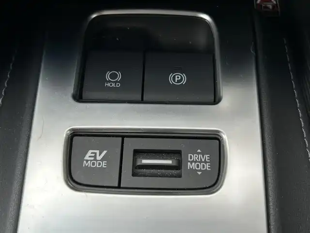 トヨタ ハリアー ハイブリッド Z レザーパッケージ 福島県 2023(令5)年 2.4万km プラチナホワイトパールマイカ モデリスタエアロ(F・S・R)/調光パノラマルーフ/JBLプレミアムサウンドシステム/Toyota Safety Sense/レーダークルーズコントロール/プリクラッシュセーフティ/ドライバー異常時対応システム/レーンキープアシスト/アダプティブハイビームシステム/純正ナビゲーション/【フルセグTV/FM・AM/BT】/ヘッドアップディスプレイ/アラウンドビューモニター/DN席パワーシート/DN席シートヒーター/ステアリングジーター/エンブレムマーク付ドアミラー足元照明/パワーバックドア/革巻きステアリング/ステアリングスイッチ/ETC/USB/スマートキー/プッシュスタート