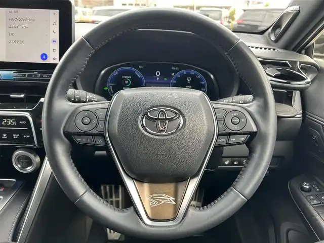 トヨタ ハリアー ハイブリッド Z レザーパッケージ 福島県 2023(令5)年 2.4万km プラチナホワイトパールマイカ モデリスタエアロ(F・S・R)/調光パノラマルーフ/JBLプレミアムサウンドシステム/Toyota Safety Sense/レーダークルーズコントロール/プリクラッシュセーフティ/ドライバー異常時対応システム/レーンキープアシスト/アダプティブハイビームシステム/純正ナビゲーション/【フルセグTV/FM・AM/BT】/ヘッドアップディスプレイ/アラウンドビューモニター/DN席パワーシート/DN席シートヒーター/ステアリングジーター/エンブレムマーク付ドアミラー足元照明/パワーバックドア/革巻きステアリング/ステアリングスイッチ/ETC/USB/スマートキー/プッシュスタート