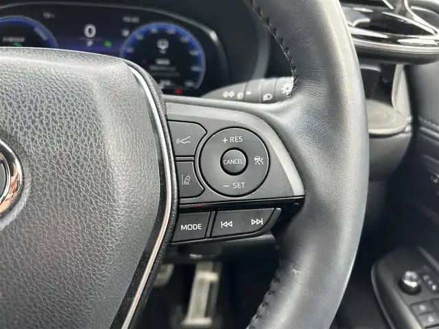 トヨタ ハリアー ハイブリッド Z レザーパッケージ 福島県 2023(令5)年 2.4万km プラチナホワイトパールマイカ モデリスタエアロ(F・S・R)/調光パノラマルーフ/JBLプレミアムサウンドシステム/Toyota Safety Sense/レーダークルーズコントロール/プリクラッシュセーフティ/ドライバー異常時対応システム/レーンキープアシスト/アダプティブハイビームシステム/純正ナビゲーション/【フルセグTV/FM・AM/BT】/ヘッドアップディスプレイ/アラウンドビューモニター/DN席パワーシート/DN席シートヒーター/ステアリングジーター/エンブレムマーク付ドアミラー足元照明/パワーバックドア/革巻きステアリング/ステアリングスイッチ/ETC/USB/スマートキー/プッシュスタート