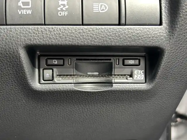 トヨタ ハリアー ハイブリッド Z レザーパッケージ 福島県 2023(令5)年 2.4万km プラチナホワイトパールマイカ モデリスタエアロ(F・S・R)/調光パノラマルーフ/JBLプレミアムサウンドシステム/Toyota Safety Sense/レーダークルーズコントロール/プリクラッシュセーフティ/ドライバー異常時対応システム/レーンキープアシスト/アダプティブハイビームシステム/純正ナビゲーション/【フルセグTV/FM・AM/BT】/ヘッドアップディスプレイ/アラウンドビューモニター/DN席パワーシート/DN席シートヒーター/ステアリングジーター/エンブレムマーク付ドアミラー足元照明/パワーバックドア/革巻きステアリング/ステアリングスイッチ/ETC/USB/スマートキー/プッシュスタート