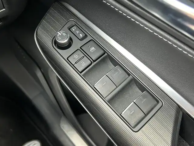 トヨタ ハリアー ハイブリッド Z レザーパッケージ 福島県 2023(令5)年 2.4万km プラチナホワイトパールマイカ モデリスタエアロ(F・S・R)/調光パノラマルーフ/JBLプレミアムサウンドシステム/Toyota Safety Sense/レーダークルーズコントロール/プリクラッシュセーフティ/ドライバー異常時対応システム/レーンキープアシスト/アダプティブハイビームシステム/純正ナビゲーション/【フルセグTV/FM・AM/BT】/ヘッドアップディスプレイ/アラウンドビューモニター/DN席パワーシート/DN席シートヒーター/ステアリングジーター/エンブレムマーク付ドアミラー足元照明/パワーバックドア/革巻きステアリング/ステアリングスイッチ/ETC/USB/スマートキー/プッシュスタート