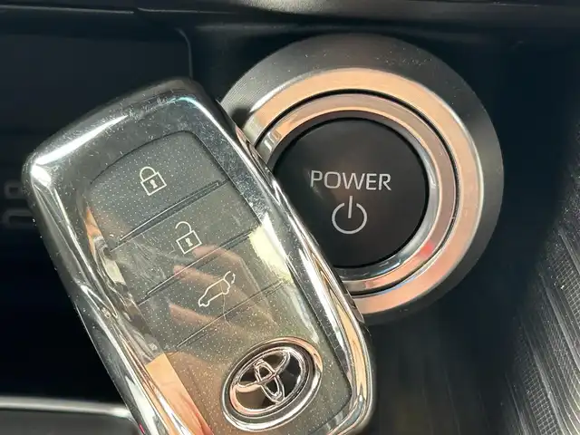 トヨタ ハリアー ハイブリッド Z レザーパッケージ 福島県 2023(令5)年 2.4万km プラチナホワイトパールマイカ モデリスタエアロ(F・S・R)/調光パノラマルーフ/JBLプレミアムサウンドシステム/Toyota Safety Sense/レーダークルーズコントロール/プリクラッシュセーフティ/ドライバー異常時対応システム/レーンキープアシスト/アダプティブハイビームシステム/純正ナビゲーション/【フルセグTV/FM・AM/BT】/ヘッドアップディスプレイ/アラウンドビューモニター/DN席パワーシート/DN席シートヒーター/ステアリングジーター/エンブレムマーク付ドアミラー足元照明/パワーバックドア/革巻きステアリング/ステアリングスイッチ/ETC/USB/スマートキー/プッシュスタート