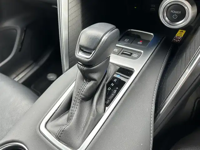 トヨタ ハリアー ハイブリッド Z レザーパッケージ 福島県 2023(令5)年 2.4万km プラチナホワイトパールマイカ モデリスタエアロ(F・S・R)/調光パノラマルーフ/JBLプレミアムサウンドシステム/Toyota Safety Sense/レーダークルーズコントロール/プリクラッシュセーフティ/ドライバー異常時対応システム/レーンキープアシスト/アダプティブハイビームシステム/純正ナビゲーション/【フルセグTV/FM・AM/BT】/ヘッドアップディスプレイ/アラウンドビューモニター/DN席パワーシート/DN席シートヒーター/ステアリングジーター/エンブレムマーク付ドアミラー足元照明/パワーバックドア/革巻きステアリング/ステアリングスイッチ/ETC/USB/スマートキー/プッシュスタート