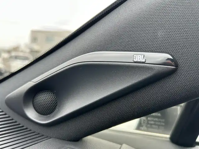 トヨタ ハリアー ハイブリッド Z レザーパッケージ 福島県 2023(令5)年 2.4万km プラチナホワイトパールマイカ モデリスタエアロ(F・S・R)/調光パノラマルーフ/JBLプレミアムサウンドシステム/Toyota Safety Sense/レーダークルーズコントロール/プリクラッシュセーフティ/ドライバー異常時対応システム/レーンキープアシスト/アダプティブハイビームシステム/純正ナビゲーション/【フルセグTV/FM・AM/BT】/ヘッドアップディスプレイ/アラウンドビューモニター/DN席パワーシート/DN席シートヒーター/ステアリングジーター/エンブレムマーク付ドアミラー足元照明/パワーバックドア/革巻きステアリング/ステアリングスイッチ/ETC/USB/スマートキー/プッシュスタート