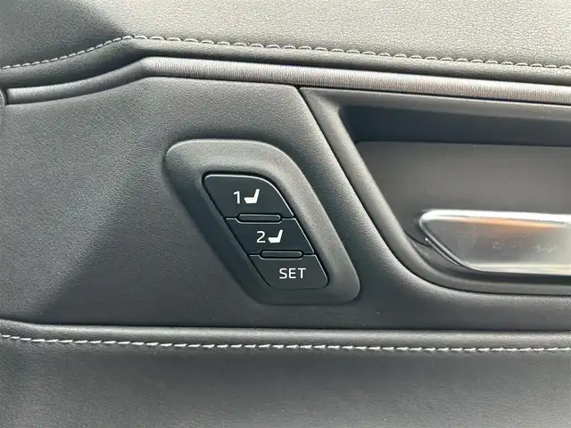 トヨタ ハリアー ハイブリッド Z レザーパッケージ 福島県 2023(令5)年 2.4万km プラチナホワイトパールマイカ モデリスタエアロ(F・S・R)/調光パノラマルーフ/JBLプレミアムサウンドシステム/Toyota Safety Sense/レーダークルーズコントロール/プリクラッシュセーフティ/ドライバー異常時対応システム/レーンキープアシスト/アダプティブハイビームシステム/純正ナビゲーション/【フルセグTV/FM・AM/BT】/ヘッドアップディスプレイ/アラウンドビューモニター/DN席パワーシート/DN席シートヒーター/ステアリングジーター/エンブレムマーク付ドアミラー足元照明/パワーバックドア/革巻きステアリング/ステアリングスイッチ/ETC/USB/スマートキー/プッシュスタート