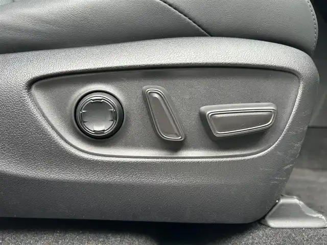 トヨタ ハリアー ハイブリッド Z レザーパッケージ 福島県 2023(令5)年 2.4万km プラチナホワイトパールマイカ モデリスタエアロ(F・S・R)/調光パノラマルーフ/JBLプレミアムサウンドシステム/Toyota Safety Sense/レーダークルーズコントロール/プリクラッシュセーフティ/ドライバー異常時対応システム/レーンキープアシスト/アダプティブハイビームシステム/純正ナビゲーション/【フルセグTV/FM・AM/BT】/ヘッドアップディスプレイ/アラウンドビューモニター/DN席パワーシート/DN席シートヒーター/ステアリングジーター/エンブレムマーク付ドアミラー足元照明/パワーバックドア/革巻きステアリング/ステアリングスイッチ/ETC/USB/スマートキー/プッシュスタート