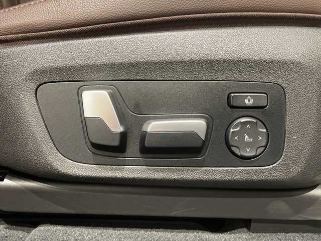 ＢＭＷ Ｘ４ xDrive 30i Mスポーツ 新潟県 2019(平31)年 4.3万km 白 電動パノラマ・ガラス・サンルーフ/BMWライブ・コックピット/ー 12.3インチ マルチ・ディスプレイ・メーター・パネル/ー 10.25インチワイド・コントロール・ディスプレイ/ー HDDナビゲーション・システム/パーキングアシストプラス/ー PDC／パーク・ディスタンス・コントロール/ー パーキング・アシスト/ートップ・ビュー+3Dビュー/ー サイド・ビュー・カメラ/ー リヤ・ビュー・カメラ/ドライビングアシストプラス/ー ACC／アクティブ・クルーズ・コントロール/ー ステアリング&レーン・コントロール・アシスト/ー レーン・ディパーチャー・ウォーニング/ー レーン・チェンジ・ウォーニング/ー アクティブ・サイド・コリジョン・プロテクション/ー 前車接近警告機能/ー 衝突回避・被害軽減ブレーキ/ー 事故回避アシスト/ー 後車衝突警告機能/ー クロストラフィックウォーニング/BMWヘッドアップ・ディスプレイ/パワーシート/ミラー一体型ETC