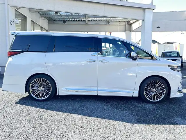 トヨタ アルファード Z 埼玉県 2024(令6)年 0.4万km プラチナホワイトパールマイカ ・ワンオーナー　/・パノラマルーフ　/・モデリスタエアロ　/・ユニバーサルステップ　/・WALD21インチアルミ（ジェニュインラインF-００１）/21インチ　　9.0J　/・純正アルミサマータイヤ付き車載　/・トヨタチームメイト　/・純正ナビTV　/・13.2インチ有機ELフリップダウンモニター　/・TVキャンセラー/・アラウンドビューモニター/・ETC２．０/・ヘットアップディスプレイ/・デジタルインナミラー/・前後ドライブレコーダー/・リアフィルム施工/・スマートキー×２/・プッシュスタート/・保証書/・取説