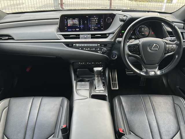 レクサス ＥＳ 300h Fスポーツ 広島県 2019(平31)年 7.7万km グラファイトブラックガラスフレーク 禁煙車/サンルーフ/黒革シート/レクサスセーフティ/・プリクラッシュセーフティ/・レーンディパーチャーアラート/・レーントレーシングアシスト/・オートマチックハイビーム/・先行車発進告知/・ロードサインアシスト/BSM/クリアランスソナー/ヘッドアップディスプレイ/純正ナビ/（Bluetooth/SD/CD/DVD/Blu-ray/AUX/USB/フルセグTV)/バックカメラ/ステアリングスイッチ/ステアリングヒーター/オートライト/シートヒーター／ベンチレーション/純正ドライブレコーダー/ＥＴＣ２．０/３眼ＬＥＤヘッドライト/シーケンシャルターンランプ/パワーシート/シートメモリー/純正フロアマット/純正19インチアルミホイール