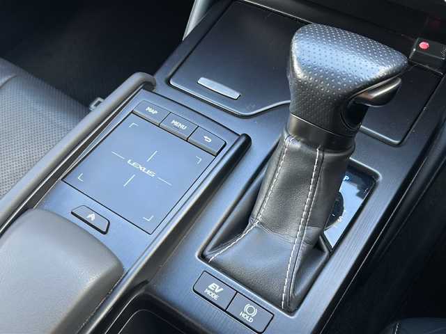 レクサス ＥＳ 300h Fスポーツ 広島県 2019(平31)年 7.7万km グラファイトブラックガラスフレーク 禁煙車/サンルーフ/黒革シート/レクサスセーフティ/・プリクラッシュセーフティ/・レーンディパーチャーアラート/・レーントレーシングアシスト/・オートマチックハイビーム/・先行車発進告知/・ロードサインアシスト/BSM/クリアランスソナー/ヘッドアップディスプレイ/純正ナビ/（Bluetooth/SD/CD/DVD/Blu-ray/AUX/USB/フルセグTV)/バックカメラ/ステアリングスイッチ/ステアリングヒーター/オートライト/シートヒーター／ベンチレーション/純正ドライブレコーダー/ＥＴＣ２．０/３眼ＬＥＤヘッドライト/シーケンシャルターンランプ/パワーシート/シートメモリー/純正フロアマット/純正19インチアルミホイール