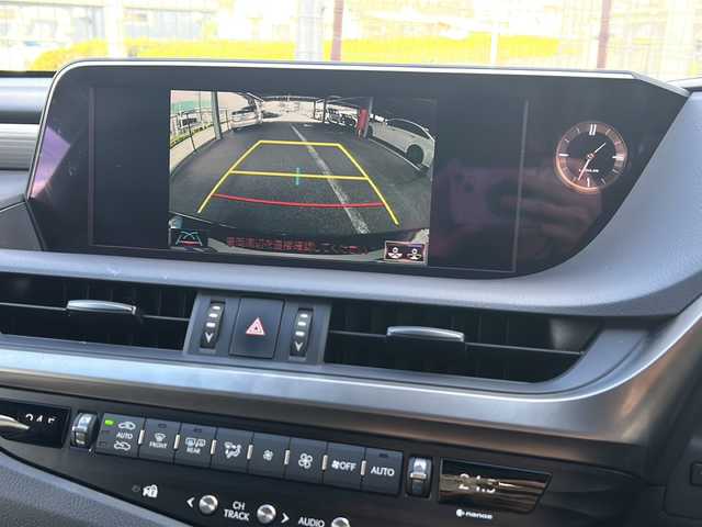 レクサス ＥＳ 300h Fスポーツ 広島県 2019(平31)年 7.7万km グラファイトブラックガラスフレーク 禁煙車/サンルーフ/黒革シート/レクサスセーフティ/・プリクラッシュセーフティ/・レーンディパーチャーアラート/・レーントレーシングアシスト/・オートマチックハイビーム/・先行車発進告知/・ロードサインアシスト/BSM/クリアランスソナー/ヘッドアップディスプレイ/純正ナビ/（Bluetooth/SD/CD/DVD/Blu-ray/AUX/USB/フルセグTV)/バックカメラ/ステアリングスイッチ/ステアリングヒーター/オートライト/シートヒーター／ベンチレーション/純正ドライブレコーダー/ＥＴＣ２．０/３眼ＬＥＤヘッドライト/シーケンシャルターンランプ/パワーシート/シートメモリー/純正フロアマット/純正19インチアルミホイール