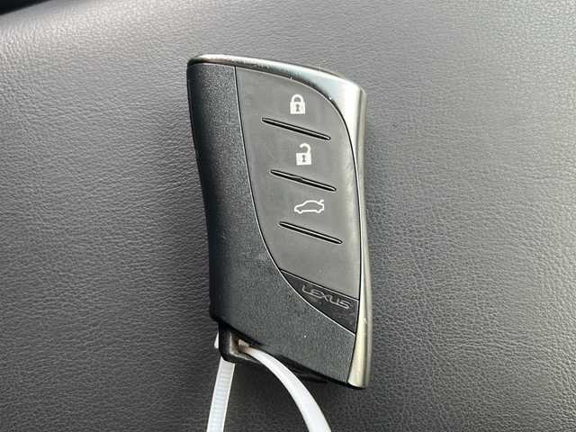 レクサス ＥＳ 300h Fスポーツ 広島県 2019(平31)年 7.7万km グラファイトブラックガラスフレーク 禁煙車/サンルーフ/黒革シート/レクサスセーフティ/・プリクラッシュセーフティ/・レーンディパーチャーアラート/・レーントレーシングアシスト/・オートマチックハイビーム/・先行車発進告知/・ロードサインアシスト/BSM/クリアランスソナー/ヘッドアップディスプレイ/純正ナビ/（Bluetooth/SD/CD/DVD/Blu-ray/AUX/USB/フルセグTV)/バックカメラ/ステアリングスイッチ/ステアリングヒーター/オートライト/シートヒーター／ベンチレーション/純正ドライブレコーダー/ＥＴＣ２．０/３眼ＬＥＤヘッドライト/シーケンシャルターンランプ/パワーシート/シートメモリー/純正フロアマット/純正19インチアルミホイール