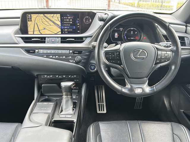 レクサス ＥＳ 300h Fスポーツ 広島県 2019(平31)年 7.7万km グラファイトブラックガラスフレーク 禁煙車/サンルーフ/黒革シート/レクサスセーフティ/・プリクラッシュセーフティ/・レーンディパーチャーアラート/・レーントレーシングアシスト/・オートマチックハイビーム/・先行車発進告知/・ロードサインアシスト/BSM/クリアランスソナー/ヘッドアップディスプレイ/純正ナビ/（Bluetooth/SD/CD/DVD/Blu-ray/AUX/USB/フルセグTV)/バックカメラ/ステアリングスイッチ/ステアリングヒーター/オートライト/シートヒーター／ベンチレーション/純正ドライブレコーダー/ＥＴＣ２．０/３眼ＬＥＤヘッドライト/シーケンシャルターンランプ/パワーシート/シートメモリー/純正フロアマット/純正19インチアルミホイール