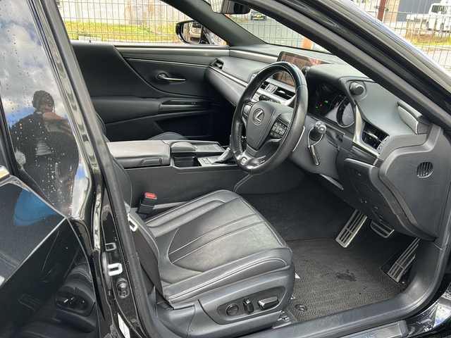 レクサス ＥＳ 300h Fスポーツ 広島県 2019(平31)年 7.7万km グラファイトブラックガラスフレーク 禁煙車/サンルーフ/黒革シート/レクサスセーフティ/・プリクラッシュセーフティ/・レーンディパーチャーアラート/・レーントレーシングアシスト/・オートマチックハイビーム/・先行車発進告知/・ロードサインアシスト/BSM/クリアランスソナー/ヘッドアップディスプレイ/純正ナビ/（Bluetooth/SD/CD/DVD/Blu-ray/AUX/USB/フルセグTV)/バックカメラ/ステアリングスイッチ/ステアリングヒーター/オートライト/シートヒーター／ベンチレーション/純正ドライブレコーダー/ＥＴＣ２．０/３眼ＬＥＤヘッドライト/シーケンシャルターンランプ/パワーシート/シートメモリー/純正フロアマット/純正19インチアルミホイール