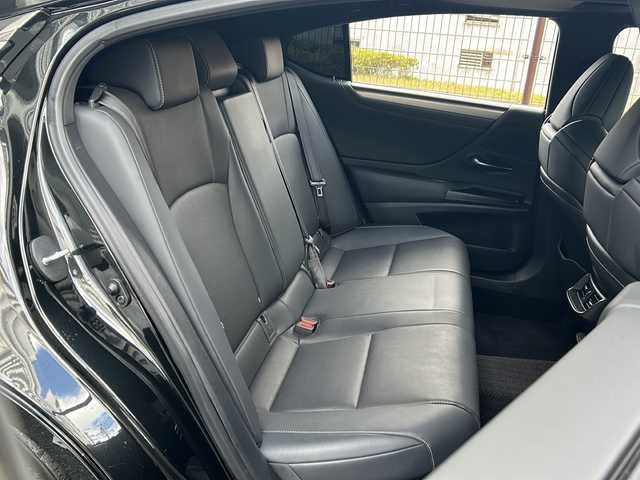 レクサス ＥＳ 300h Fスポーツ 広島県 2019(平31)年 7.7万km グラファイトブラックガラスフレーク 禁煙車/サンルーフ/黒革シート/レクサスセーフティ/・プリクラッシュセーフティ/・レーンディパーチャーアラート/・レーントレーシングアシスト/・オートマチックハイビーム/・先行車発進告知/・ロードサインアシスト/BSM/クリアランスソナー/ヘッドアップディスプレイ/純正ナビ/（Bluetooth/SD/CD/DVD/Blu-ray/AUX/USB/フルセグTV)/バックカメラ/ステアリングスイッチ/ステアリングヒーター/オートライト/シートヒーター／ベンチレーション/純正ドライブレコーダー/ＥＴＣ２．０/３眼ＬＥＤヘッドライト/シーケンシャルターンランプ/パワーシート/シートメモリー/純正フロアマット/純正19インチアルミホイール