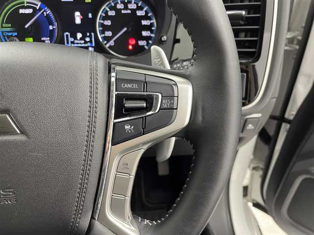 三菱 アウトランダー ＰＨＥＶ G 大分県 2019(平31)年 4.1万km シルキーホワイト 社外ナビ/（CD/DVD/BT/フルセグ）/全方位カメラ/衝突軽減ブレーキ/レーダークルーズコントロール/レーンキープアシスト/BSM/オートマチックハイビーム/D席パワーシート/前席シートヒーター/パワーバックドア/ステアリングヒーター/パドルシフト/前方ドライブレコーダー/電子パーキング/オートホールド/純正18インチアルミホイール/社外フロアマット/車両取扱説明書/保証書/スペアキー