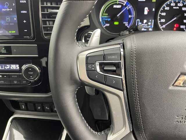 三菱 アウトランダー ＰＨＥＶ G 大分県 2019(平31)年 4.1万km シルキーホワイト 社外ナビ/（CD/DVD/BT/フルセグ）/全方位カメラ/衝突軽減ブレーキ/レーダークルーズコントロール/レーンキープアシスト/BSM/オートマチックハイビーム/D席パワーシート/前席シートヒーター/パワーバックドア/ステアリングヒーター/パドルシフト/前方ドライブレコーダー/電子パーキング/オートホールド/純正18インチアルミホイール/社外フロアマット/車両取扱説明書/保証書/スペアキー