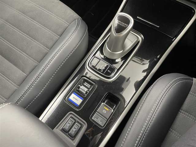 三菱 アウトランダー ＰＨＥＶ G 大分県 2019(平31)年 4.1万km シルキーホワイト 社外ナビ/（CD/DVD/BT/フルセグ）/全方位カメラ/衝突軽減ブレーキ/レーダークルーズコントロール/レーンキープアシスト/BSM/オートマチックハイビーム/D席パワーシート/前席シートヒーター/パワーバックドア/ステアリングヒーター/パドルシフト/前方ドライブレコーダー/電子パーキング/オートホールド/純正18インチアルミホイール/社外フロアマット/車両取扱説明書/保証書/スペアキー