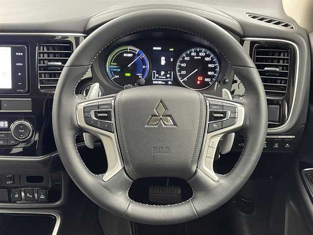 三菱 アウトランダー ＰＨＥＶ G 大分県 2019(平31)年 4.1万km シルキーホワイト 社外ナビ/（CD/DVD/BT/フルセグ）/全方位カメラ/衝突軽減ブレーキ/レーダークルーズコントロール/レーンキープアシスト/BSM/オートマチックハイビーム/D席パワーシート/前席シートヒーター/パワーバックドア/ステアリングヒーター/パドルシフト/前方ドライブレコーダー/電子パーキング/オートホールド/純正18インチアルミホイール/社外フロアマット/車両取扱説明書/保証書/スペアキー