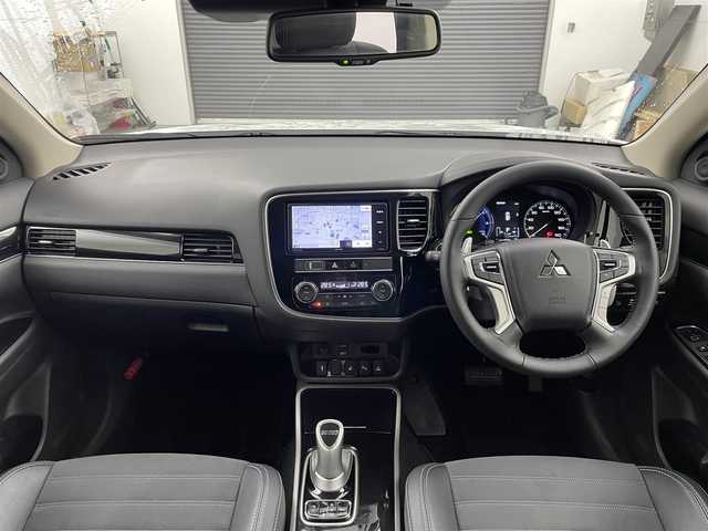 三菱 アウトランダー ＰＨＥＶ G 大分県 2019(平31)年 4.1万km シルキーホワイト 社外ナビ/（CD/DVD/BT/フルセグ）/全方位カメラ/衝突軽減ブレーキ/レーダークルーズコントロール/レーンキープアシスト/BSM/オートマチックハイビーム/D席パワーシート/前席シートヒーター/パワーバックドア/ステアリングヒーター/パドルシフト/前方ドライブレコーダー/電子パーキング/オートホールド/純正18インチアルミホイール/社外フロアマット/車両取扱説明書/保証書/スペアキー