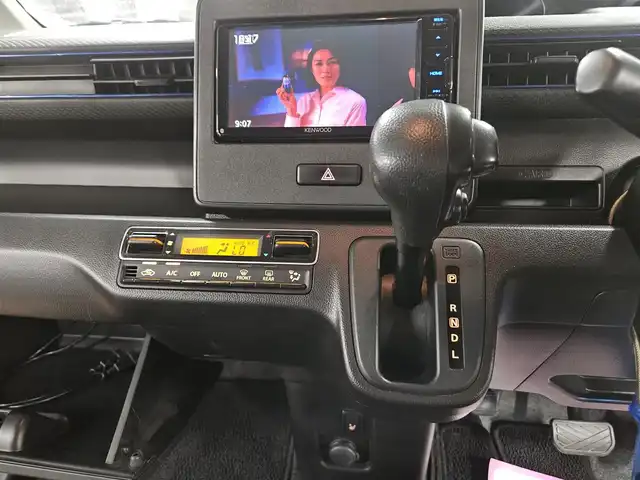 スズキ ワゴンＲ HYBRID FZ 宮崎県 2020(令2)年 4.5万km ピュアホワイトP 純正ナビ(BT/CD/DVD)/フルセグTV/ビルトインETC/パーキングセンサー/セーフティサポート/・デュアルセンサーブレーキサポート/・後退時ブレーキサポート/・ハイビームアシスト機能/・誤発進抑制機能(前後)/・車線逸脱警報機能/・ふらつき警報機能/・先行車発進お知らせ機能/LEDヘッドランプ/オートライト/オートエアコン/本革巻きステアリング/ステアリングスイッチ/運転席シートヒーター/純正14インチアルミホイール/キーレスプッシュスタートシステム/禁煙車