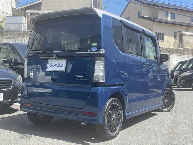 ホンダ Ｎ ＢＯＸ カスタム ターボ SSパッケージ 福岡県 2015(平27)年 9.1万km プレミアムダイナミックブルーパール (株)IDOMが運営する【じしゃロン八幡西店】の自社ローン専用車両になります。こちらは現金またはオートローンご利用時の価格です。自社ローンご希望の方は別途その旨お申付け下さい/ディーラーオプションナビ/・BLUETOOTH/・CD/・DVD/・フルセグTV/ETC/ドライブレコーダー（KLC00823）/プッシュスタート/オートライト/ドアバイザー/ISOFIX/フリップダウンモニター（VM-155EN）/シートヒーター