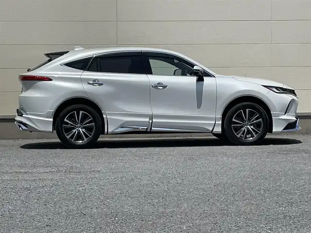 トヨタ ハリアー G 茨城県 2023(令5)年 0.5万km プラチナホワイトパールマイカ ワンオーナー/純正ナビ12.3インチナビ/保証書/取扱説明書/スペアキー/デジタルインナーミラー/ハーフレザーシート/フルセグTV/バックカメラ/LEDライト/オートライト/オートマチックハイビーム/電動リアゲート/左右独立式エアコン/モデリスタフルエアロ（前横後）/コーナーセンサー