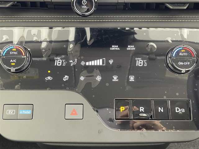 日産 セレナ e－パワー ハイウェイスター V 大阪府 2025(令7)年 0.1千km プリズムホワイト 360°セーフティ/　・アダプティブLEDヘッドライトシステム /　・360°セーフティアシスト/　・インテリジェントエマージェンシーブレーキ/　・アダプティブLEDヘッドライトシステム/　・インテリジェントDA(ふらつき警報)/　・インテリジェント LI（車線逸脱防止支援システム）+LDW（車線逸脱警報）/　・プロパイロット/　・クリアランスソナー/インテリジェントルームミラー/電動パーキングブレーキ/オートブレーキホールド/後席モニター/純正ナビ/　Bluetooth/HDMI/インテリジェントアラウンドビューモニター/バックカメラ/両側パワースライドドア/運転席側ハンズフリーオートスライドドア/LEDオートライト/ハーフレザー/純正16インチアルミホイール/スマートキー/ビルトインETC/ワイヤレス充電器/リアオートエアコン