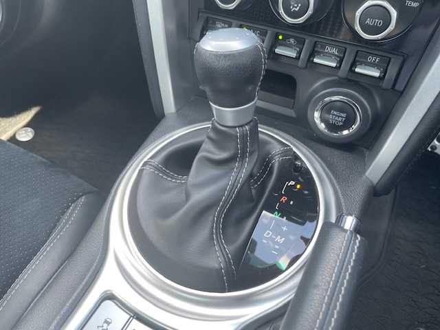 トヨタ ８６ GT リミテッド 三重県 2016(平28)年 4.5万km クリスタルブラックシリカ 後期型/モデリスタエアロ/225/35R19インチRAYSアルミホイール/GReddyマフラー/社外SDナビ/フルセグTV/【CD/DVD/SD/Bluetooth】/バックカメラ/ETC/パドルシフト/クルーズコントロール/ハーフレザーシート/D/N席シートヒーター/オートライト/LEDヘッドランプ/LEDフロントフォグランプ/プッシュスタート/スマートキー/スペアキー/純正フロアマット