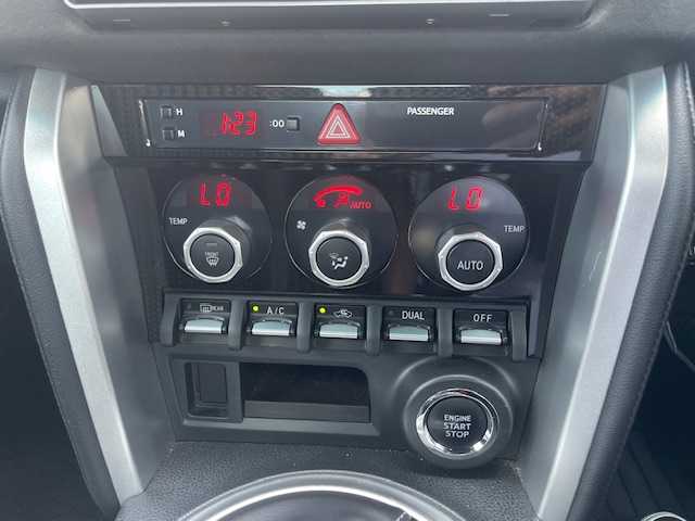 トヨタ ８６ GT リミテッド 三重県 2016(平28)年 4.5万km クリスタルブラックシリカ 後期型/モデリスタエアロ/225/35R19インチRAYSアルミホイール/GReddyマフラー/社外SDナビ/フルセグTV/【CD/DVD/SD/Bluetooth】/バックカメラ/ETC/パドルシフト/クルーズコントロール/ハーフレザーシート/D/N席シートヒーター/オートライト/LEDヘッドランプ/LEDフロントフォグランプ/プッシュスタート/スマートキー/スペアキー/純正フロアマット